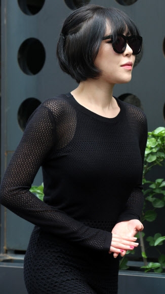 27일 오후 서울 서초구 서초동 안경전문점 옵티칼 더블유 개점 행사에서 가수 가인이 포즈를 취하고 있다. 연합뉴스