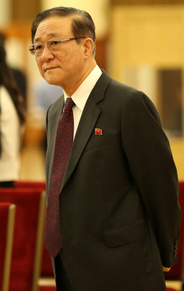 베이징 인민대회당에 나타난 지재룡 북한대사