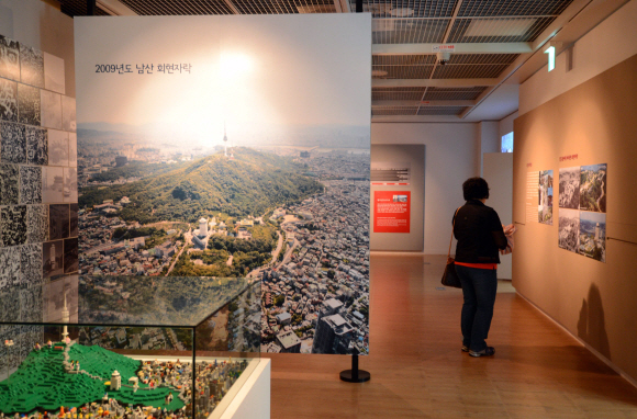 내부 전시공간. 서울시는 2015년까지 한양도성 성곽을 복원해 끊어진 전 구간을 연결하고 유네스코 세계문화유산에 등재하는 등 한양도성 복원 종합 계획을 추진하고 있다.  