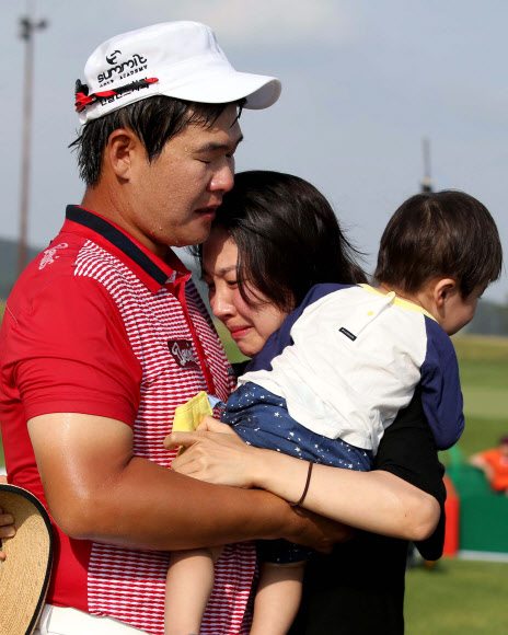 프로 데뷔 후 첫 우승을 확정한 주홍철(왼쪽)이 아들과 아내를 안고 눈물을 쏟고 있다. 한국프로골프(KPGA) 제공
