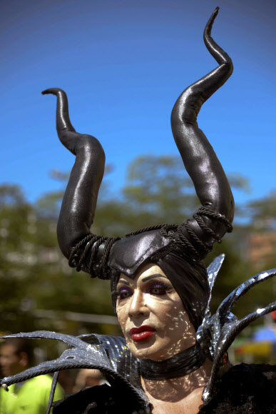 콜롬비아 안티오키아주 메델린 지역에서 게이 프라이드 퍼레이드를 맞아 뿔 모자를 쓴 성소수자가 마녀같이 분장을 하고 거리에 나섰다. 사진 ⓒ AFPBBNews=News1/ 온라인뉴스부 iseoul@seoul.co.kr