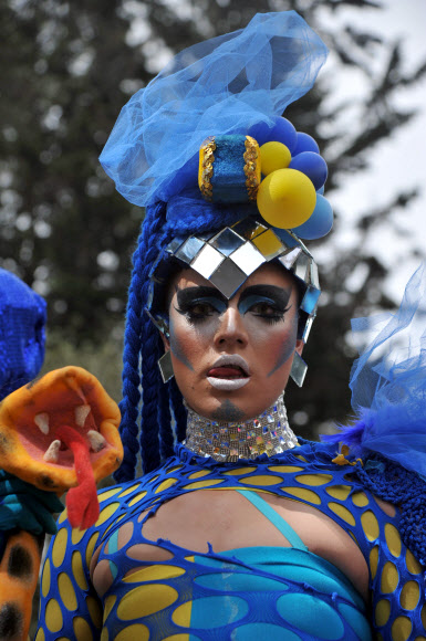 콜롬비아 안티오키아주 메델린 지역에서 게이 프라이드 퍼레이드를 맞아 한 게이 참가자가 화려한 분장을 하고 뇌쇄적인 표정으로 카메라를 보고 있다. 사진 ⓒ AFPBBNews=News1/ 온라인뉴스부 iseoul@seoul.co.kr