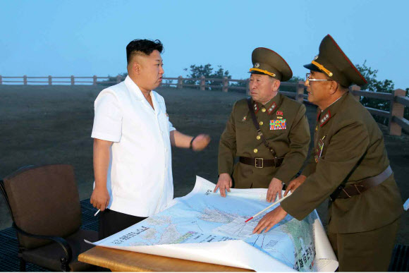 ‘고립무원’ 김정은 전술 로켓 발사훈련 지휘