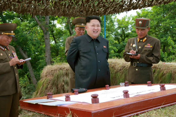 북한 김정은 국방위원회 제1위원장이 동해안의 섬 초소인 화도방어대를 시찰했다고 노동신문이 1일 보도했다.  연합뉴스