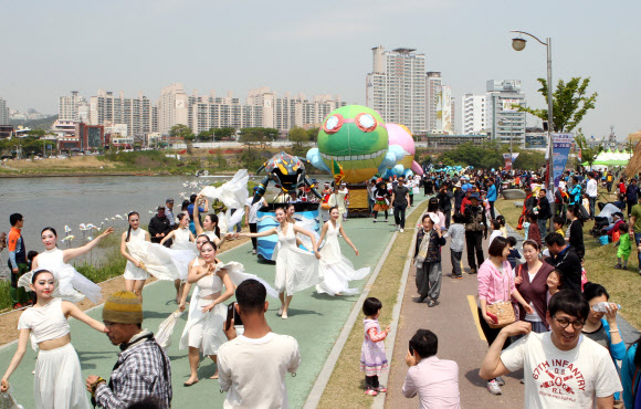 ’고래가 가득한 도시’…울산고래축제 개막