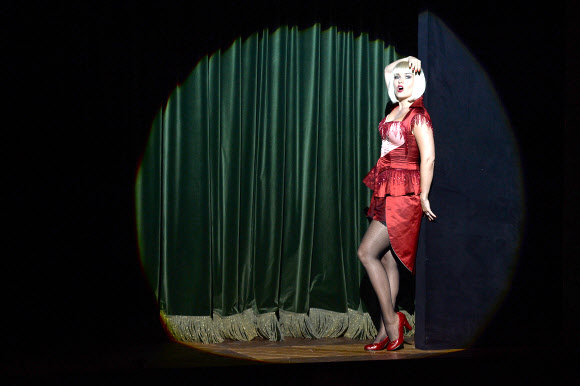 30일(현지시간) 프랑스 남동쪽 엑상 프로방스(Aix-en-province)에서 열린 ‘2014 국제 서정예술 축제’에서 오페라 ‘이탈리아의 터키인’의 공연이 한창이다. ‘피오릴라(Fiorilla)’역을 맡은 러시아 소프라노 가수 올가 페레티아트코(왼쪽)가 오페라 “이탈리아의 터키인(Il Turco In Italia)”을 열연하고 있다.  사진 ⓒ AFPBBNews=News1/ 온라인뉴스부 iseoul@seoul.co.kr