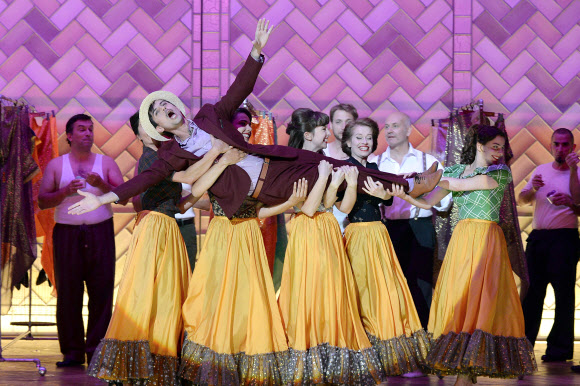 30일(현지시간) 프랑스 남동쪽 엑상 프로방스(Aix-en-province)에서 열린 ‘2014 국제 서정예술 축제’에서 오페라 ‘이탈리아의 터키인’의 공연이 한창이다. ‘알바자르’ 역을 맡은 스페인 출신 테너 가수 후안 산초가 오페라 “이탈리아의 터키인(Il Turco In Italia)”을 열연하고 있다.  사진 ⓒ AFPBBNews=News1/ 온라인뉴스부 iseoul@seoul.co.kr