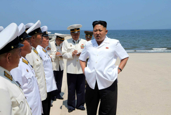 北 김정은, 동·서해함대 지휘관 수영훈련 참관