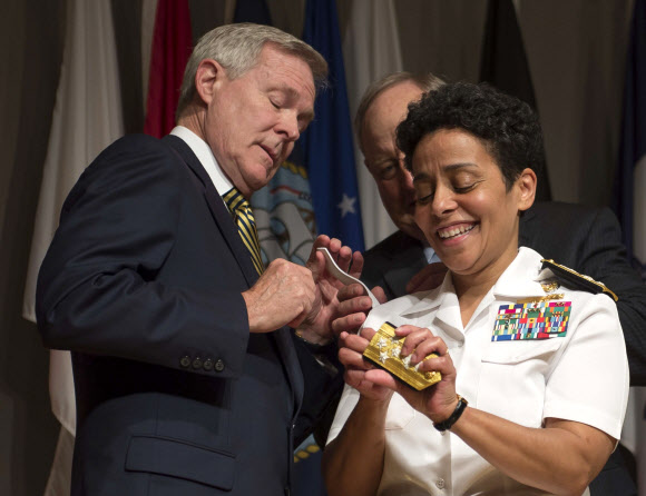 1일(현지시간) 미셸 J 하워드(54) 해군 중장이 대장으로 진급해 레이 메이버스 미국 해군장관으로부터 별 4개짜리의 어깨견장을 받았다. 흑인인 하워드 제독은 아울러 역시 여성으로는 처음으로 해군 내 2인자인 해군참모차장이 됐다. /ⓒ AFPBBNews=News1