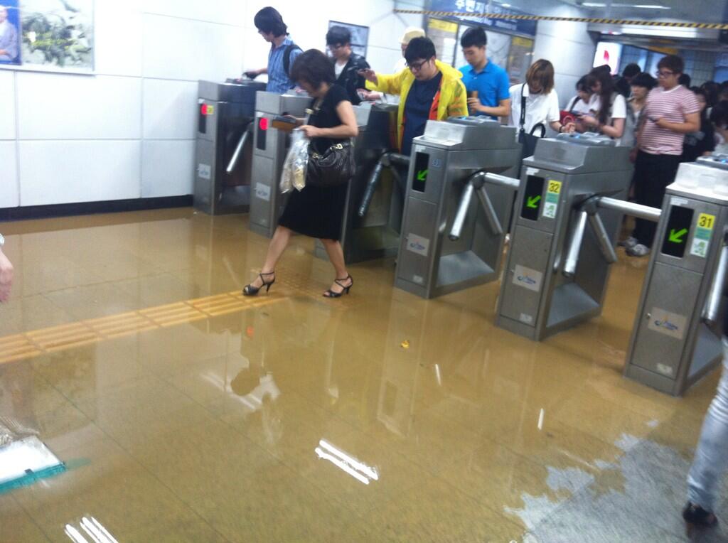 홍대입구역 침수. / 트위터 @gwonsoori