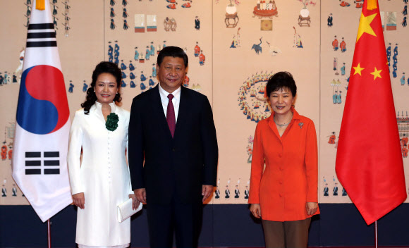 박근혜 대통령과 시진핑 중국 국가주석, 부인 펑리위안 여사가 3일 오후 청와대에서 방명록 작성을 마친 뒤 기념촬영하고 있다.  연합뉴스