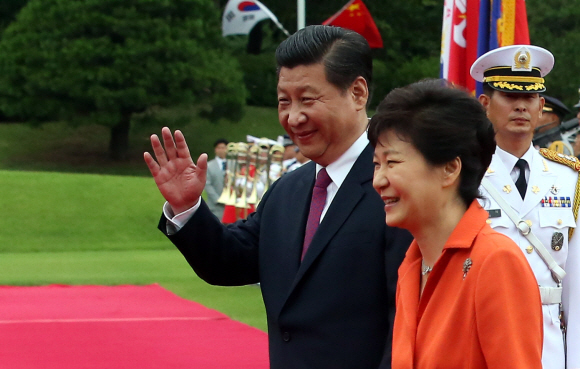 3일 오후 한국을 국빈 방문한 시진핑(왼쪽) 중국 국가주석이 청와대 공식 환영식에 참석해 박근혜 대통령의 안내하에 의장대의 사열을 받고 있다. 이언탁 기자 utl@seoul.co.kr