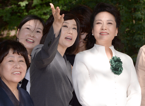 조윤선 정무수석(왼쪽 세번째)과 시진핑의 부인 펑리위안(왼쪽 네번째) 여사