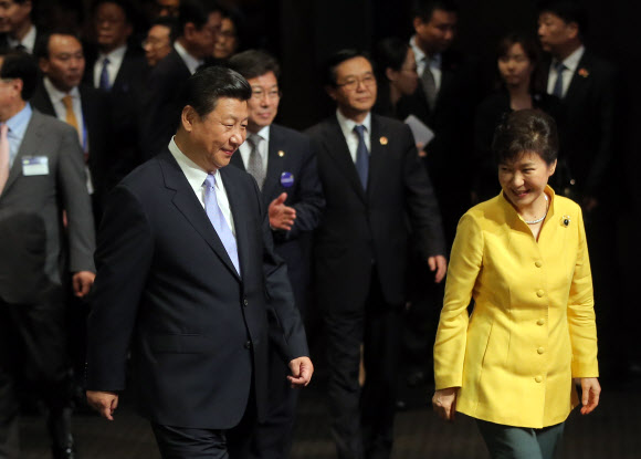 박근혜 대통령과 시진핑 중국 국가주석이 4일 오후 신라호텔에서 열린 한·중 경제통상협력포럼에 참석하고 있다.  연합뉴스