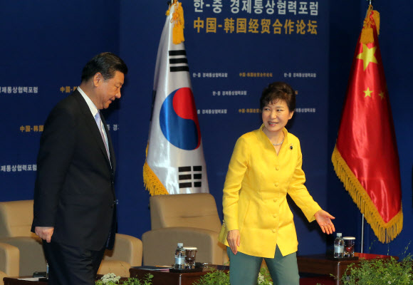 박근혜 대통령과 시진핑 중국 국가주석이 4일 오후 신라호텔에서 열린 한·중 경제통상협력포럼에서 인사말을 마친 뒤 함께 식장을 나서고 있다.  연합뉴스