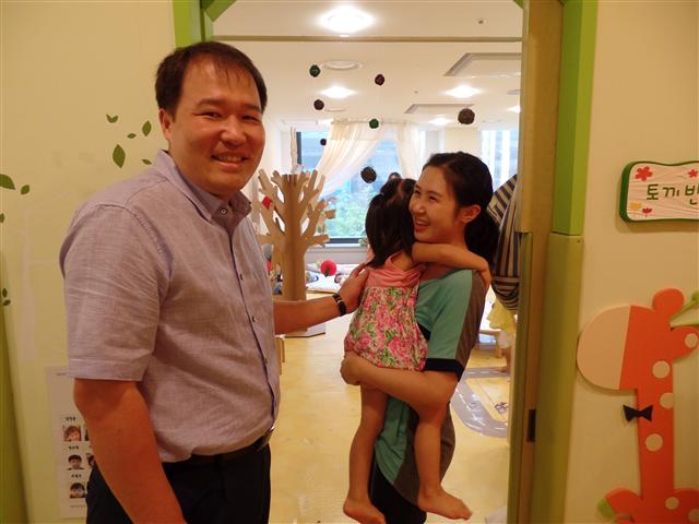 문성준씨가 지난 2일 딸을 직장어린이집 선생님에게 맡기고 있다.