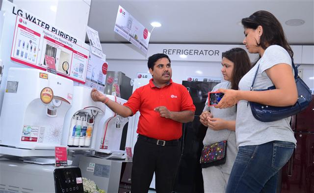 인도 뉴델리의 한 가전 매장 직원이 고객에게 LG전자 5중 필터 정수기의 성능에 대해 설명하고 있다. LG전자 제공