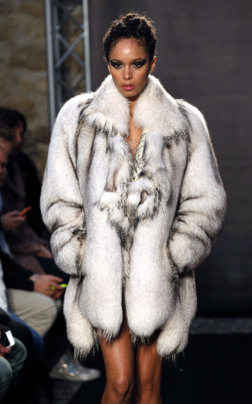 6일(현지시간) 프랑스 파리에서 열린 2014/2015 오트쿠튀르(고급 의상점) 가을-겨울 컬렉션에서 유명 프랑스 디자이너 프레드 사탈(Fred Sathal)이 디자인한 의상을 입은 모델이 런웨이에서 포즈를 취하고 있다.  ⓒ AFPBBNews=News1