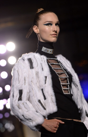 6일(현지시간) 프랑스 파리에서 열린 2014/2015 오트쿠튀르(고급 의상점) 가을-겨울 컬렉션에서 유명 프랑스 디자이너 도나텔라 베르사체(Donatella Versace)가 디자인한 의상을 입은 모델이 런웨이에서 포즈를 취하고 있다.  ⓒ AFPBBNews=News1