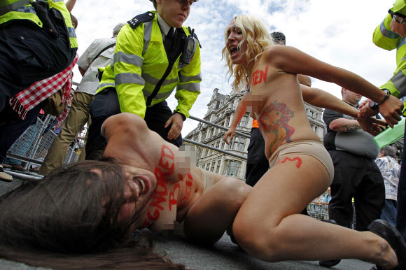 7일(현지시간) 영국 런던 중심부 국회의사당 앞 광장에서 우크라이나 여성 인권단체 피멘(femen) 회원들이 상의를 탈의한 채 여성할례(FGM)를 반대하는 반누드시위를 벌이고 있다.  ⓒ AFPBBNews=News1