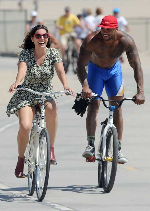남자 친구 데이비드 매킨토시와 자전거 데이트를 하는 켈리 브록