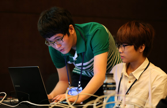 8일 서울 여의도 콘래드호텔에서 열린 코스콤 주최 해킹방어대회 ’시큐인사이드(SecuInside) 2014’ 본선에서 한국의 ‘코드레드’(CodeRed)팀이 문제를 풀고 있다.  연합뉴스