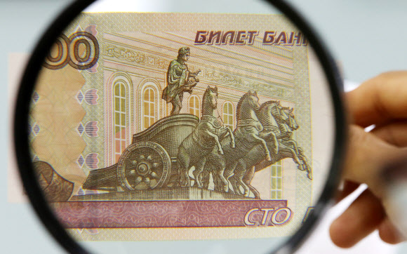 외설 논란 ’러시아 100루블 지폐’