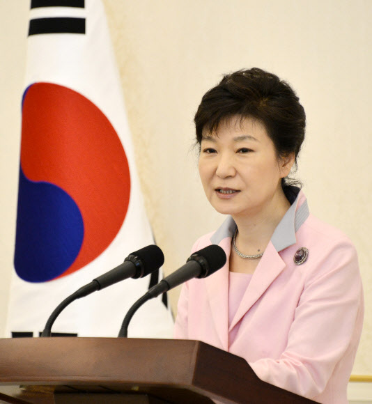 박근혜 대통령이 9일 청와대에서 열린 국제재판소 주요인사 초청 오찬에서 인사말을 하고 있다. 연합