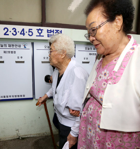 일본군 위안부 강제 동원 피해자인 이옥선(왼쪽), 이용수 할머니가 9일 서울 광진구 서울동부지법 법정에 들어가고 있다. 위안부 피해자 할머니들은 책 ‘제국의 위안부’의 저자 박유하 세종대 교수를 상대로 도서출판 등 금지 및 접근금지 가처분 신청을 제기해 이날 첫 심문을 가졌다. 연합뉴스