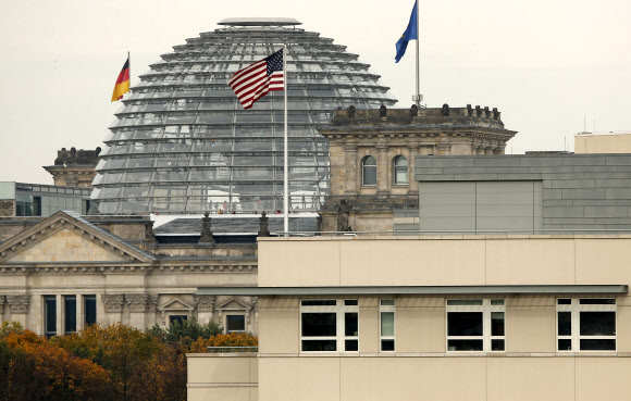 오랜 동맹을 상징하듯 독일 연방의회와 나란히 붙어 있는 미국 대사관에서 독일과 미국 국기가 펄럭이고 있다. 베를린 AP 연합뉴스