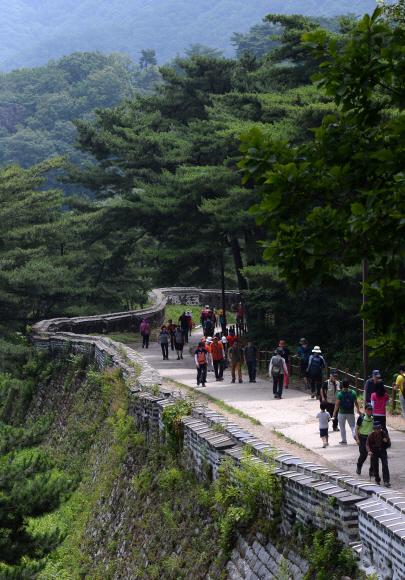 남한산성은 최근 복원과 함께 둘레길이 정비되면서 역사와 문화를 느낄 수 있는 주말 가족 여행지로 관심을 끌고 있다(서문에서 북문으로 가는 구간).