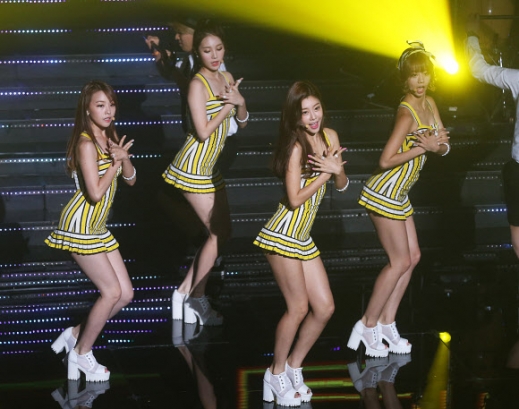 걸그룹 걸스데이가 13일 오후 서울 광진구 광장동 악스코리아에서 열린 스페셜 미니앨범 발표 및 첫 단독 콘서트 기자간담회에서 신곡 ’달링’을 선보이고 있다. <br>연합뉴스