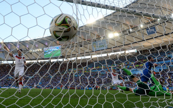 독일은 14일(한국시간) 브라질 리우데자네이루의 마라카낭 경기장에서 열린  국제축구연맹(FIFA) 2014년 브라질 월드컵 결승전에서 아르헨티나를 1-0으로 꺾었다. 마리오 괴체(바이에른 뮌헨)가 0-0으로 맞선 연장 후반 8분에 결승골을 터뜨리고 있다. ⓒ AFPBBNews=News1