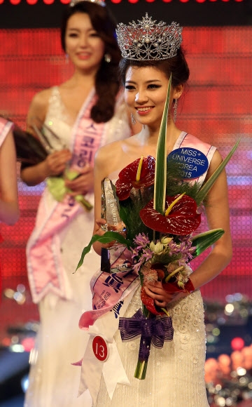 5일 오후 서울 송파구 방이동 올림픽홀에서 열린 2014 미스코리아 선발대회에서 미스코리아 진 김서연(오른쪽)이 기념 워킹을 하고 있다. 연합뉴스