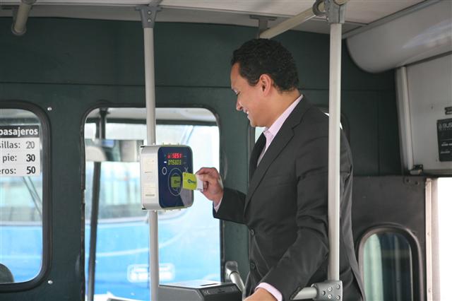 LG CNS가 콜롬비아 수도 보고타에 구축한 교통카드시스템을 한 현지 시민이 이용하고 있다.  LG CNS 제공