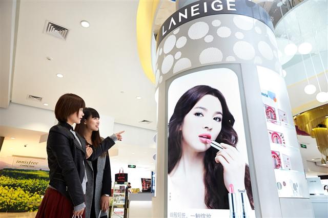 중국 상하이 팍슨 백화점에 있는 라네즈 매장. 300개가 넘는 백화점에 입점해 있을 정도로 인기가 높은 라네즈는 한국을 찾는 중국 관광객 제1 쇼핑 품목이기도 하다. 아모레퍼시픽 제공