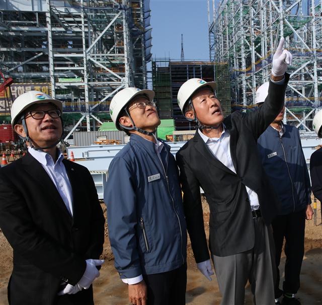 허창수(오른쪽) GS회장이 지난 5월 21일 강원 동해시에 건설 중인 GS동해전력 석탄화력발전소 현장을 방문해 지시를 내리고 있다. GS그룹 제공