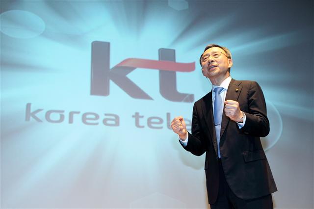 황창규 KT 회장이 지난 5월 20일 서울 광화문 사옥에서 향후 KT가 집중 육성할 5대 미래 융합서비스에 대해 설명하고 있다. KT제공