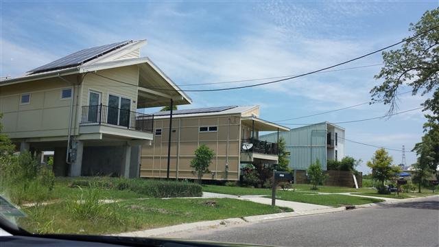 카트리나로 물에 잠겼던 뉴올리언스 흑인 밀집 지역 로워나인스워드에 새로 지어진 태양열 주택. 홍수에 버티기 위해 집을 일부러 높게 지었다.
