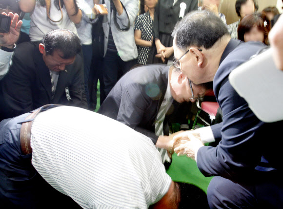 “도와주십시오” 동료 소방관들 총리에 눈물 호소
