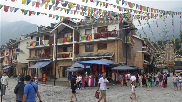 대지진으로 쑥대밭이 됐던 중국 쓰촨성 원촨현이 관광지로 거듭났다. 지난 5일 찾은 원촨현 잉슈 마을이 관광객과 상인들로 활기에 차 있다.