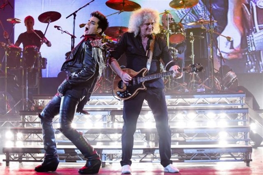 퀸의 기타리스트 브라이언 메이(오른쪽)와 애덤 램버트가 무대에서 열정적인 퍼포먼스를 펼치고 있다. 퀸과 애덤은 다음달 열리는 슈퍼소닉 록 페스티벌에서 합동 공연을 펼친다.