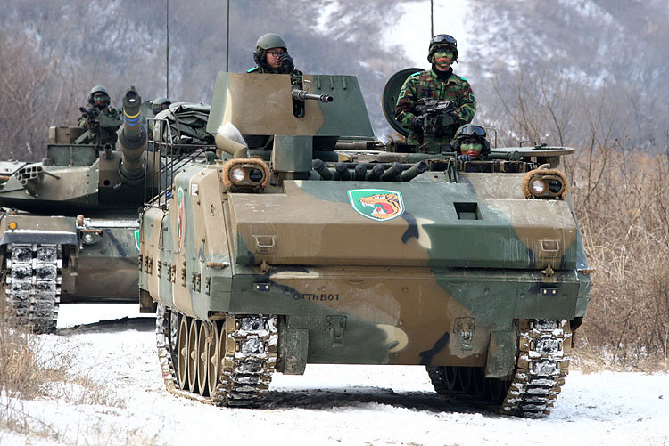 수도기계화사단이 그동안 사용하던 K-200장갑차는 보병을 태우고 위험지역까지 갈 수 있는 수송장갑차이다.  사진=자주국방네트워크(KDN)