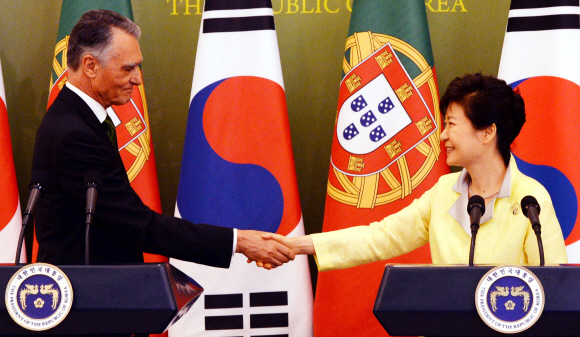 박근혜 대통령과 아니발 카바코 실바 포르투갈 대통령이 21일 오후 청와대에서 공동기자회견을 마치고 악수하고 있다.  청와대사진기자단