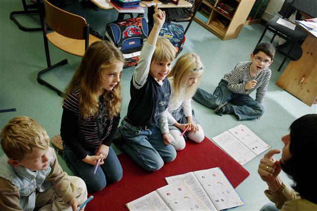 창의성이 판가름 나는 어린이 교육은 한국과 독일에서 확연히 대비된다. 독일 초등학생들은 바닥에 자유롭게 앉아 글자와 단어를 익하고 있다. 독일연방 교육연구부 웹사이트 캡처