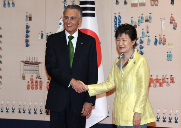 박근혜 대통령과 아니발 카바쿠 실바 포르투갈 대통령이 21일 청와대에서 정상회담을 시작하기에 앞서 악수하고 있다. 청와대 사진기자단