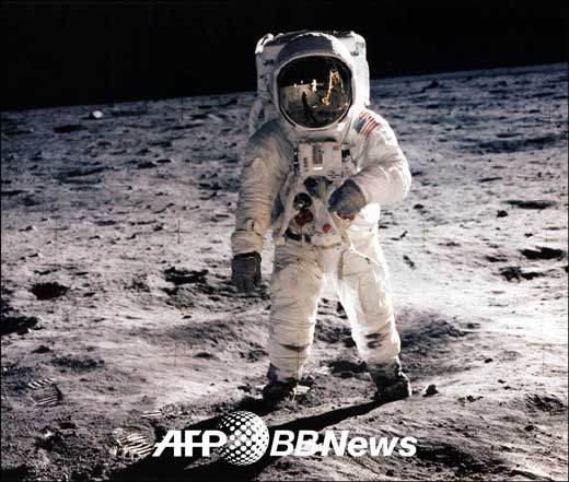 1969년 7월 20일 아폴로 11호에서 내려 달표면을 걷는 우주비행사 올드린.