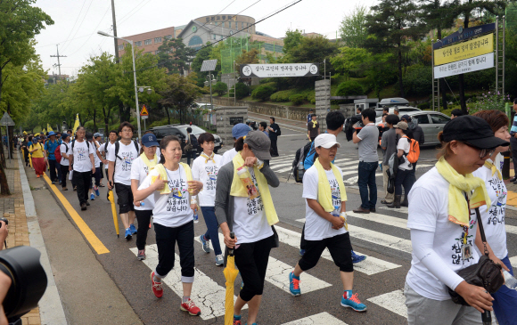 세월호 참사 100일째를 하루 앞둔 23일 희생자 가족들이 ‘세월호 특별법’ 제정을 촉구하며 경기 안산시 단원구 화랑유원지 합동분향소에서 출발해 서울 중구 서울광장까지 행진을 하고 있다.  정연호 기자 tpgod@seoul.co.kr