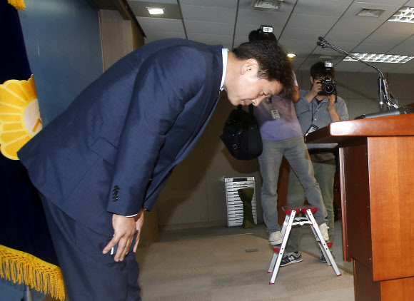 서울 동작을에 출마한 새정치민주연합 기동민 후보가 24일 오후 국회 정론관에서 사퇴 기자회견을 마친 뒤 인사를 하고 있다. 연합뉴스