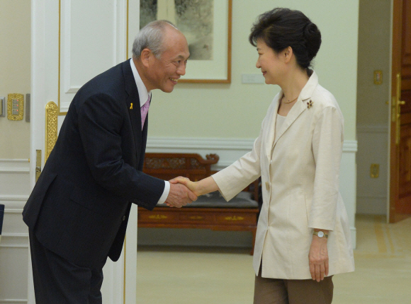 박근혜 대통령이 25일 청와대에서 마스조에 요이치 일본 도쿄도지사를 접견하고 있다. 이호정 기자 hojeong@seoul.co.kr
